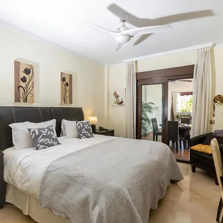 San Antonio Two Bedroom With Swimming Pool *